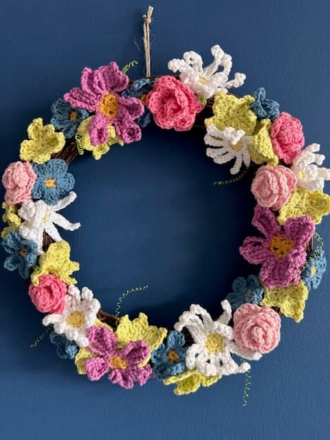 Crochet a blooming gorgeous summer wreath