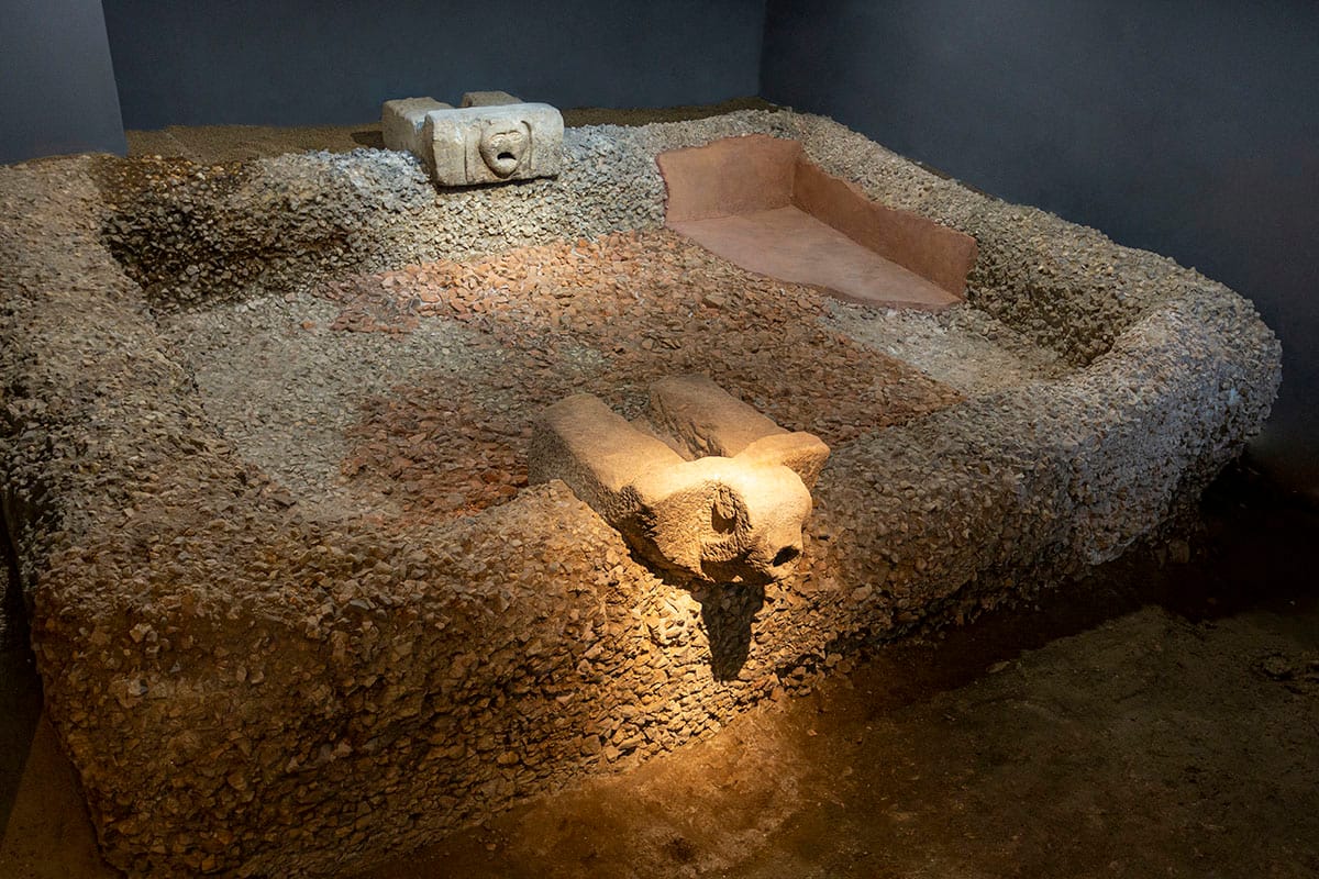 Cruces mitolóxicas: cruces de pedra e mitos