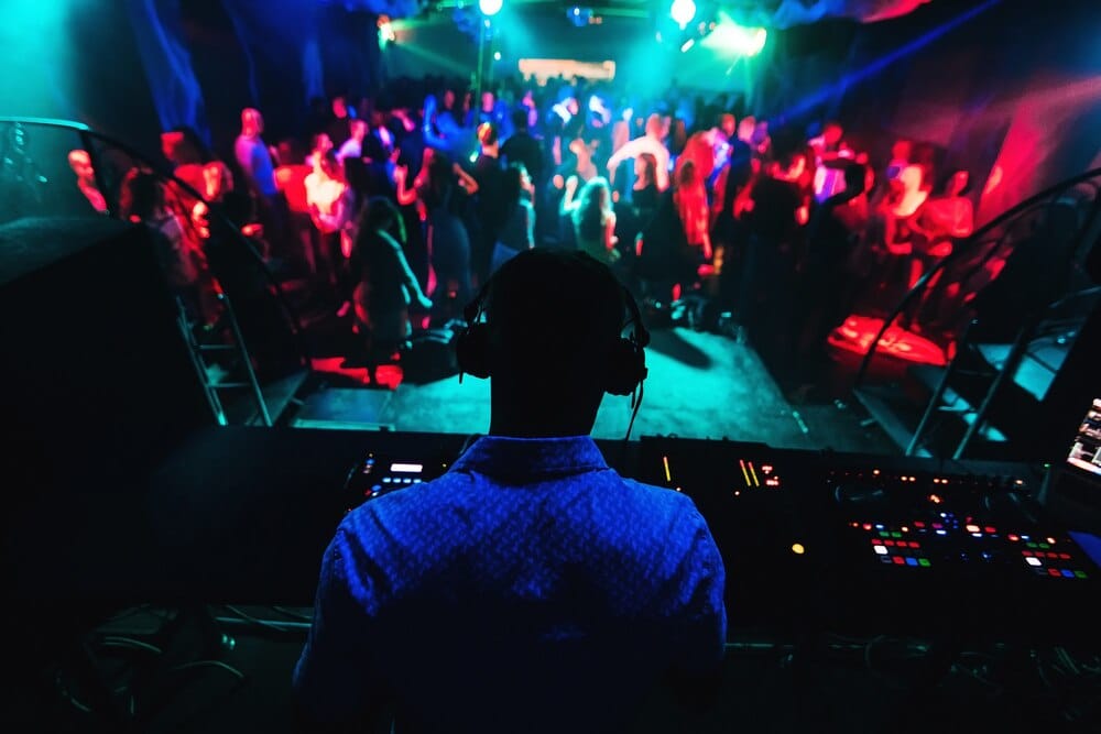 Actuación de DJ Richi Risco, Fer Mesa y Payball
