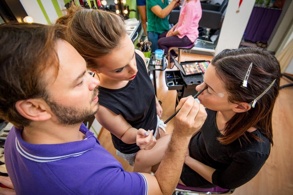 El arte de transformarse: maquillaje escénico y maquillaje de efectos especiales