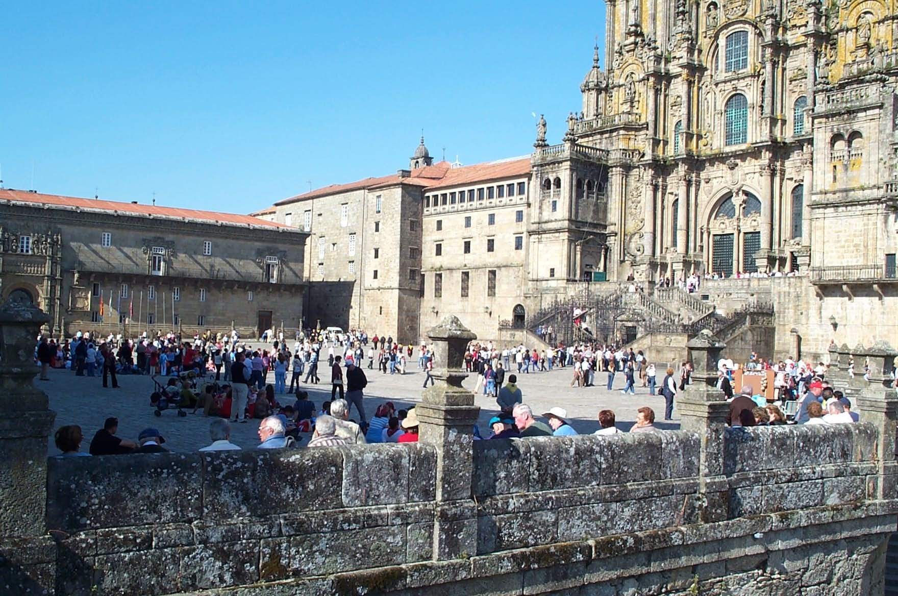 Voces na rúa por la zona vella. Corophønix