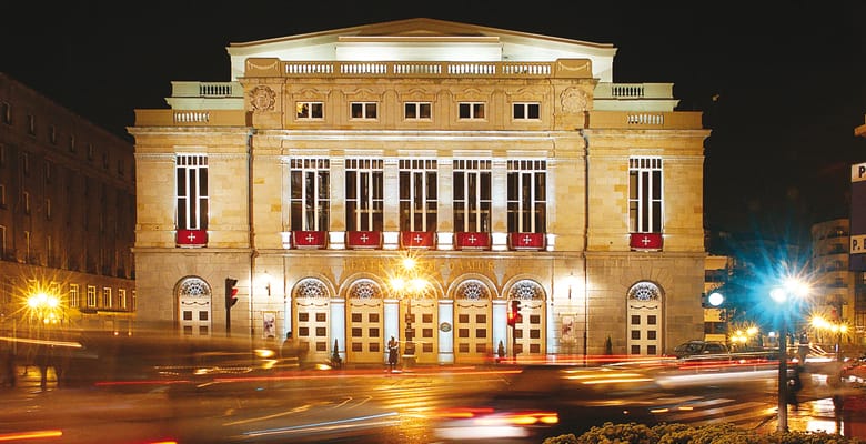 Iluminación del Teatro Campoamor por la Semana Mundial de la Hemocromatosis