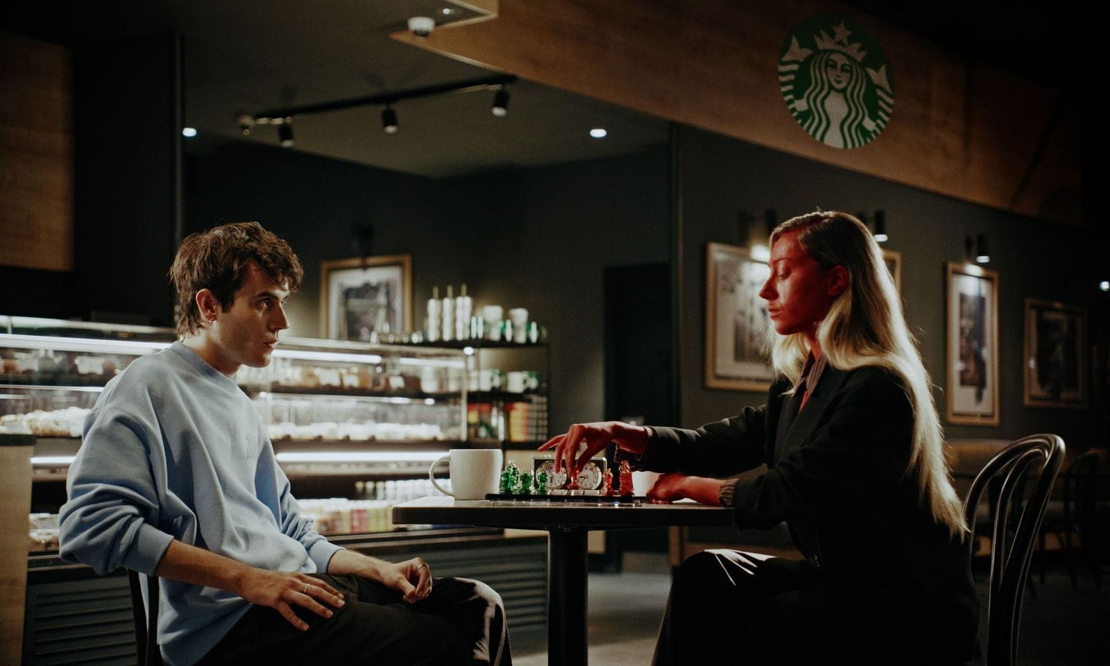 Partidas rápidas de ajedrez 'Play to Lose' - Starbucks x MilfShakes