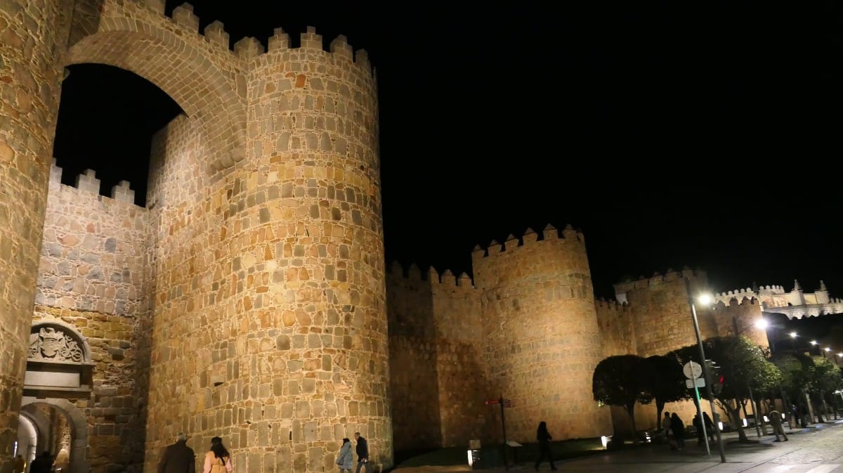 Visita nocturna teatralizada a la Muralla de Avila