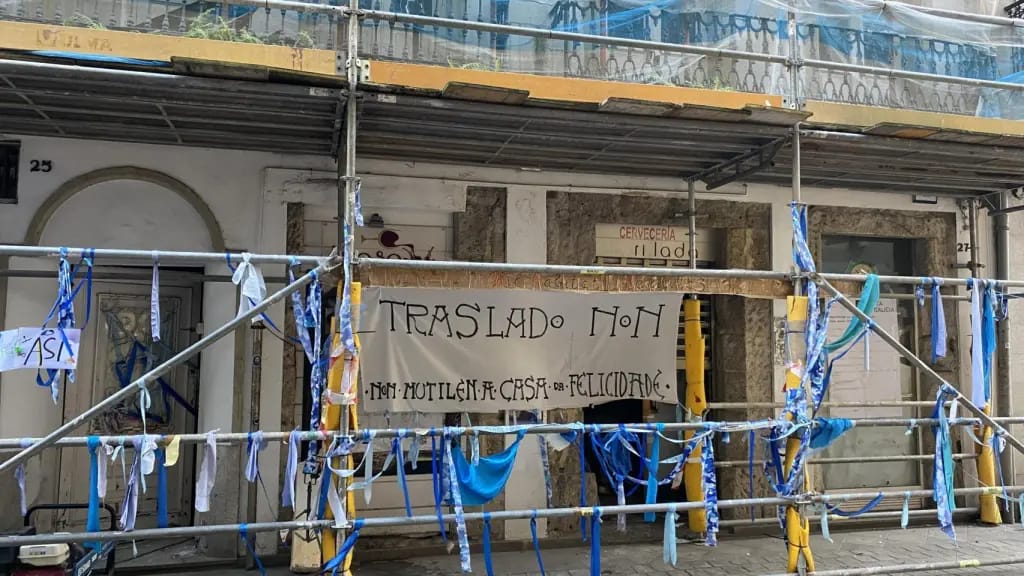 Concentraci贸n en defensa de los frescos de Urbano Lugr铆s