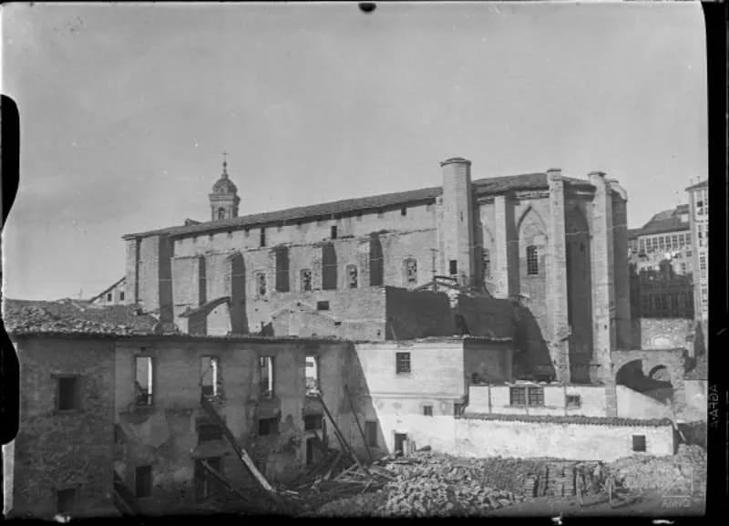 Ismael Garc铆a G贸mez: El castillo de Vitoria. S铆mbolo, materialidad e instrumento de gobierno de una ciudad en la Edad Media