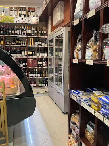 Mantequería El Bulevar: ultramarinos y vermutería en Cádiz