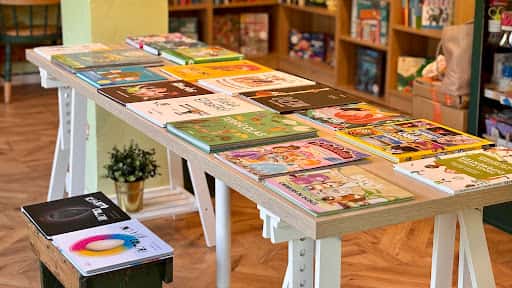 Librería Aviones de papel: literatura infantil y cómics