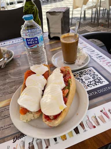Desayunos y meriendas variadas en Coffee La Ideal de Melilla