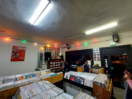 Discos Alta Fidelidad: vinilos y cultura indie en Oviedo