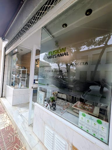 Fusión Artesanal: cerámica y kokedamas en Fuengirola