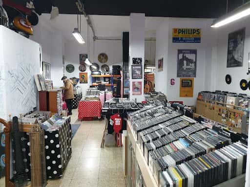 Vinilos y moda vintage en Discos Cucos Santander