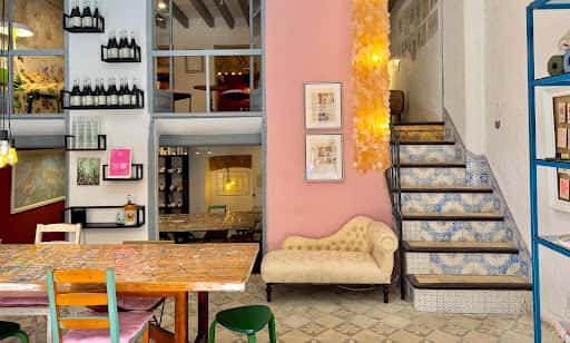 Talleres de cerámica y vino en Fun Art Club Palma