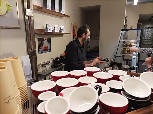 Café de especialidad y talleres de kintsugi en Chamberí