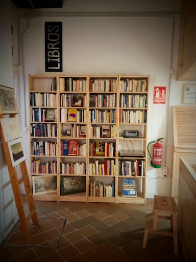 El Perro, Arte & Libros: libros al peso en Sevilla