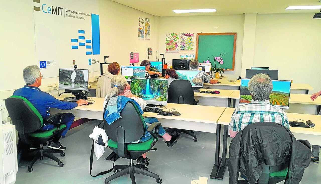 Cursos y talleres tecnológicos en el aula CeMIT de Betanzos