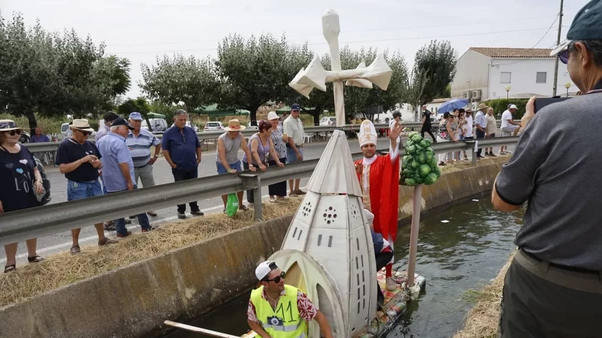 La Transèquia vuelve a llenar de barcos el Canal de Pinyana