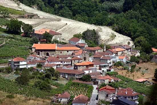 Pazos de Arenteiro: historia y renovación en Boborás