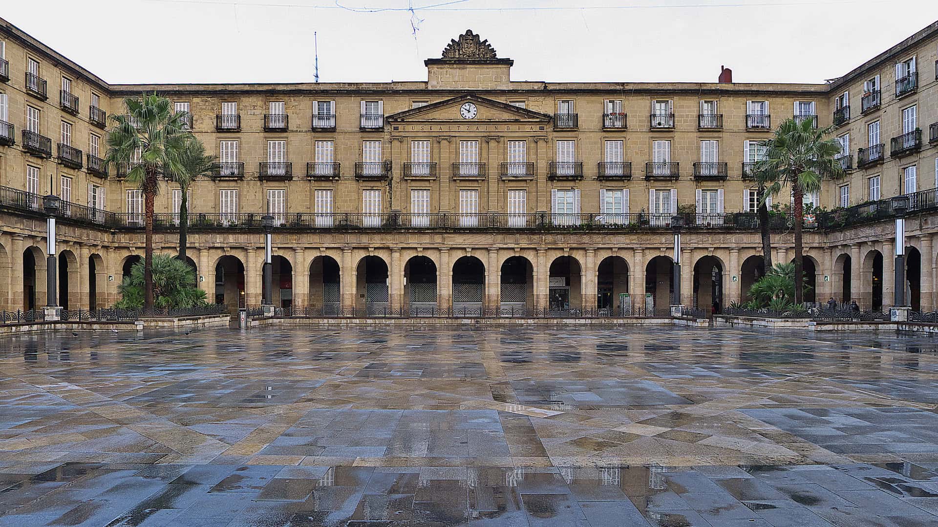 Ruta por la Plaza Nueva: de la estrella Michelin al pintxo