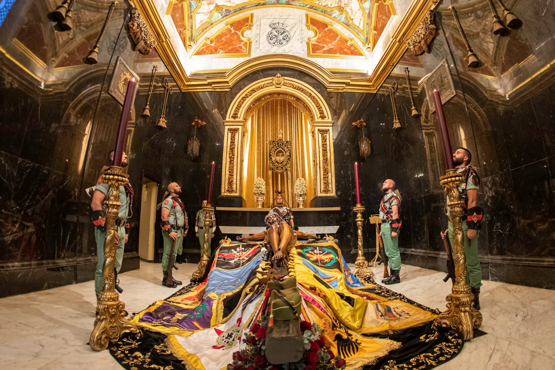 Guardias de Honor de la Legión al Cristo de Mena
