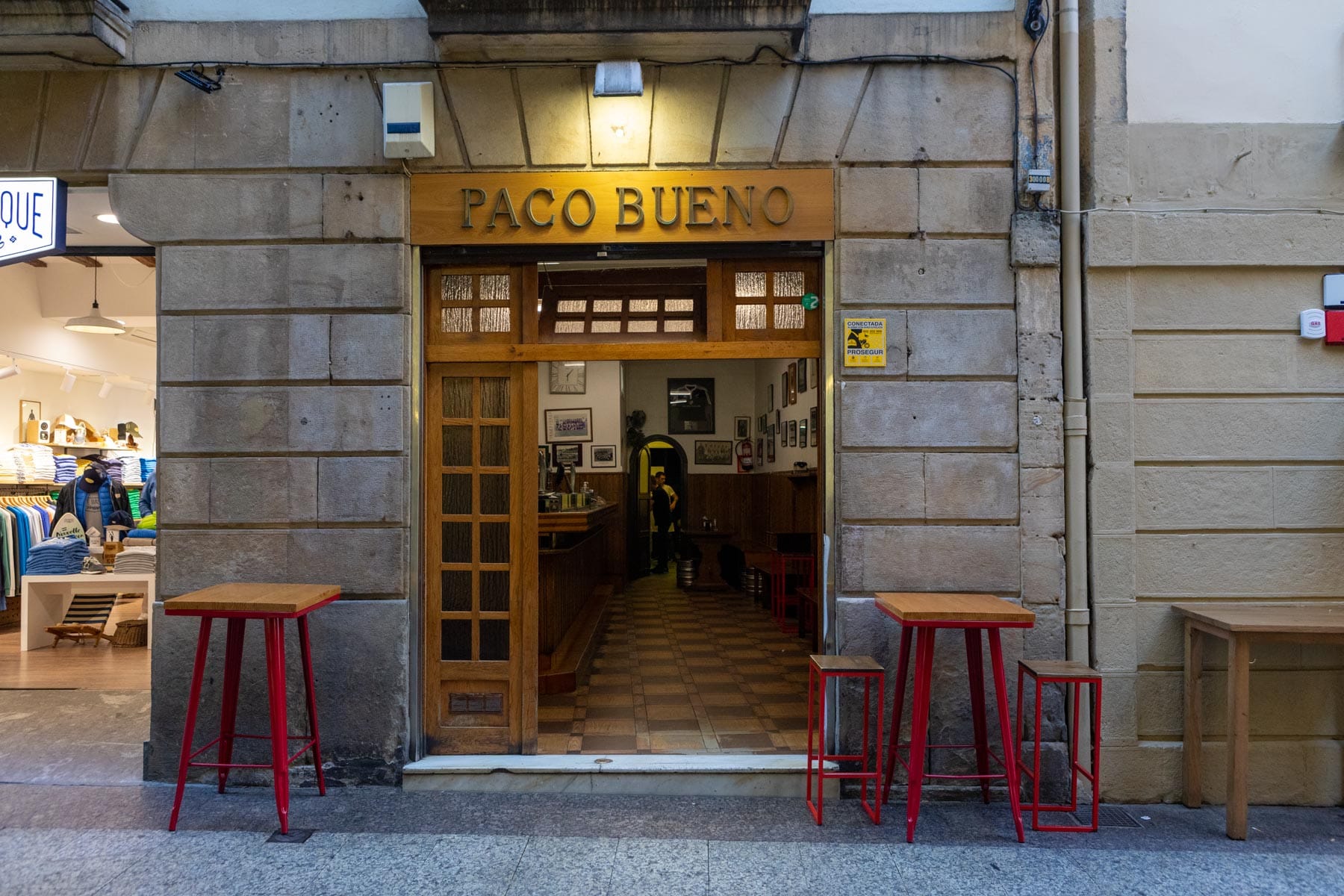 Bar Paco Bueno: pintxos tradicionales en San Sebastián