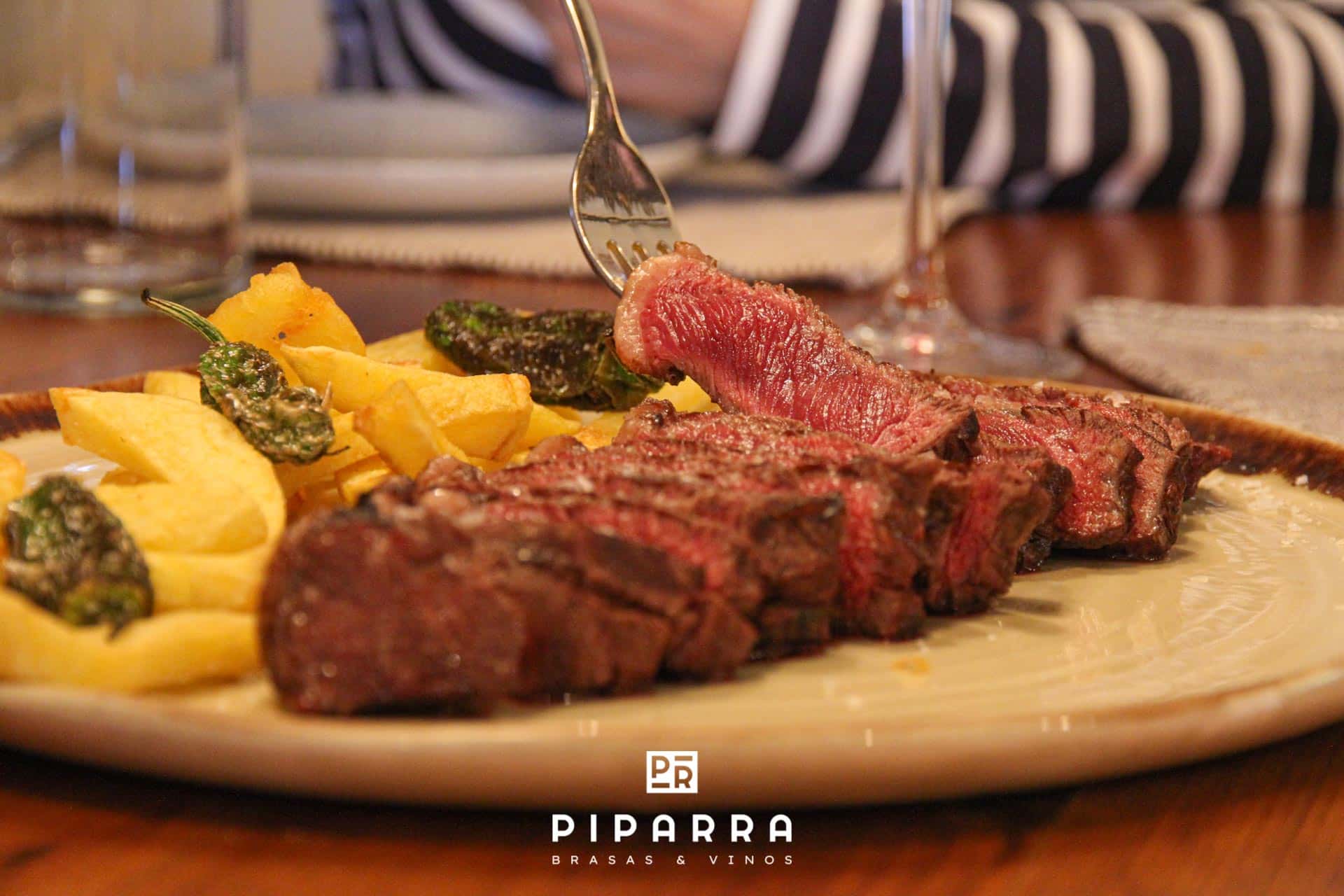 Piparra Brasas & Vinos: carnes y arroces en Vistahermosa
