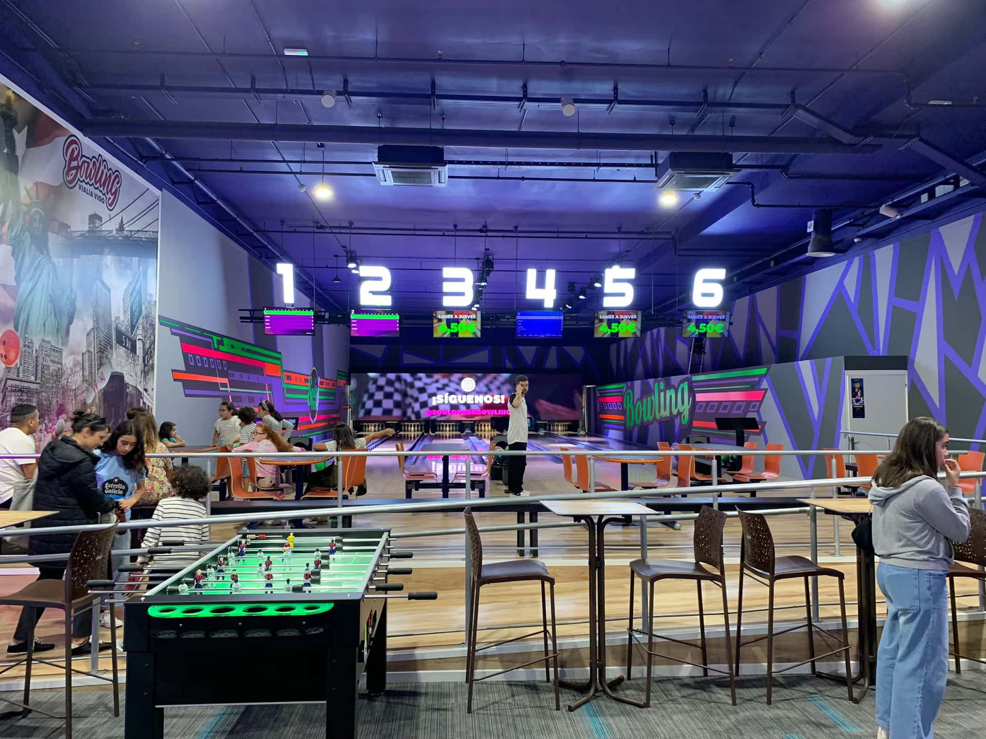 Bolos y realidad virtual en el Vialia de Vigo