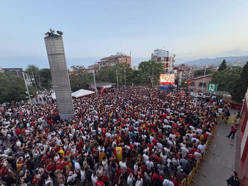 Fútbol y pantalla gigante en la Plaza de la Vila