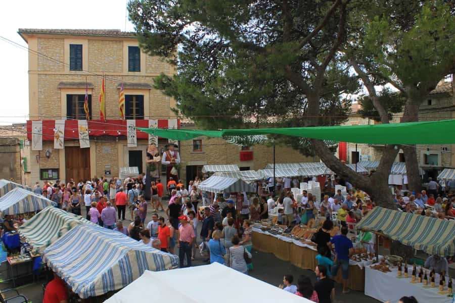 Ruta de ferias en Mallorca: del albaricoque a las hierbas