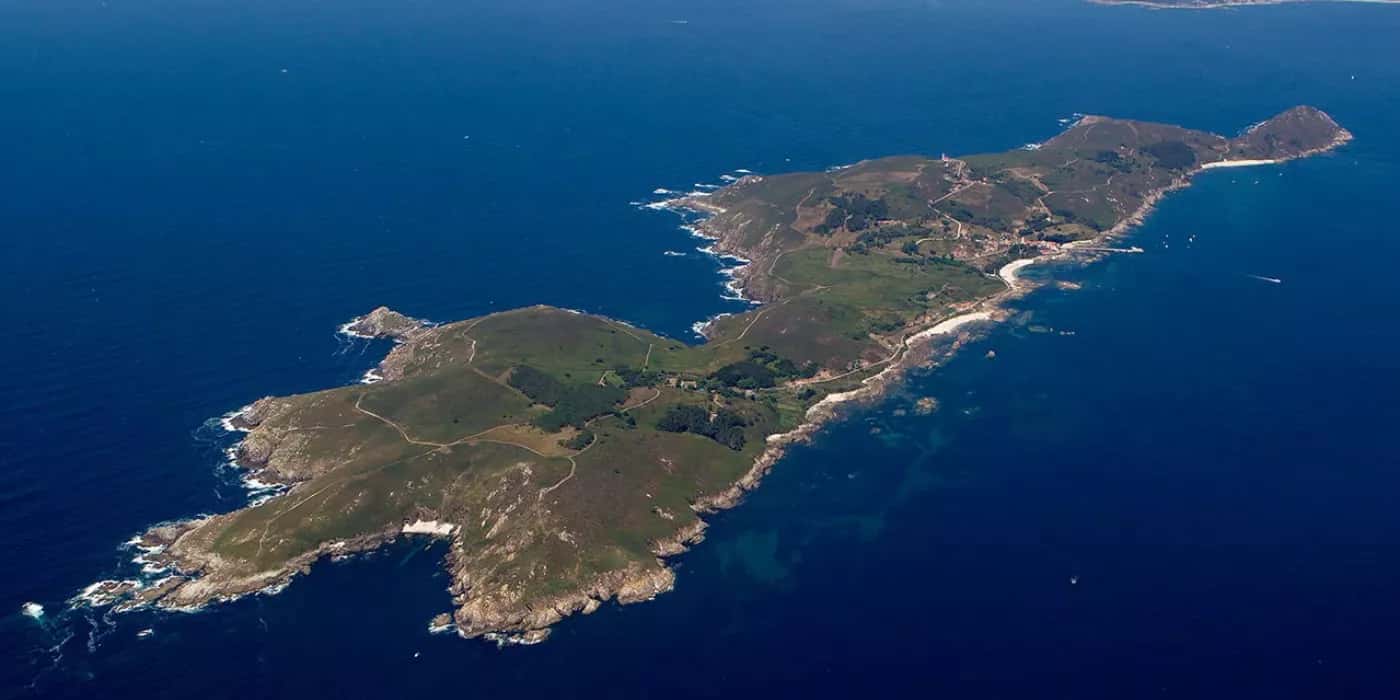 Ruta al Faro de Ons: cien años de historia en la isla