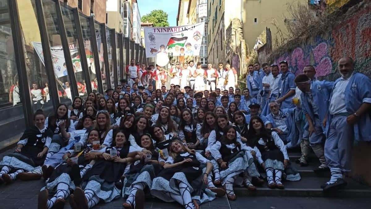 Unirse a una cuadrilla de blusas y neskas en La Blanca 2026