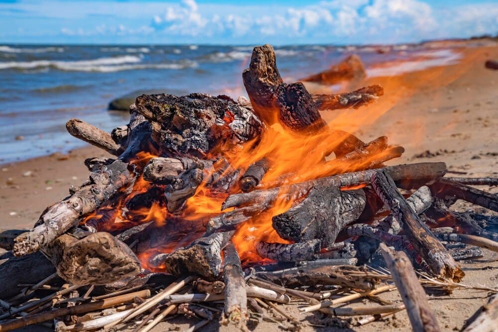 Hogueras de San Xoán en Poio: playas y normas