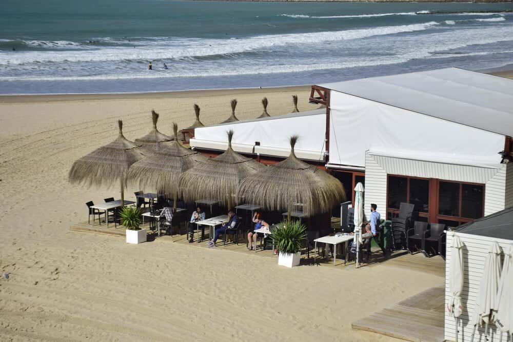 Restaurante La Gabarra en la playa de Las Salinetas
