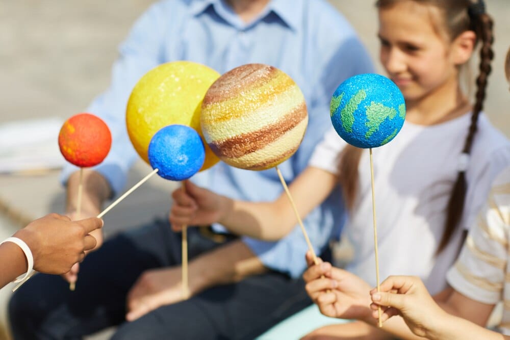 Talleres de ciencia y astronomía infantil en Sevilla