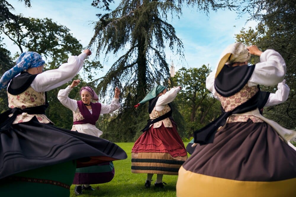 Actuaci贸n de Asoc. de baile y danza tradicional Filand贸n