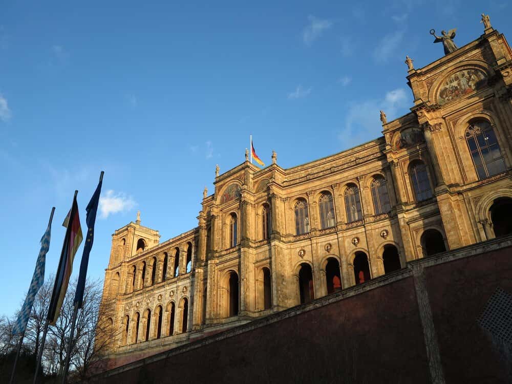 El palacio sevillano que triunfa en la serie Berlín
