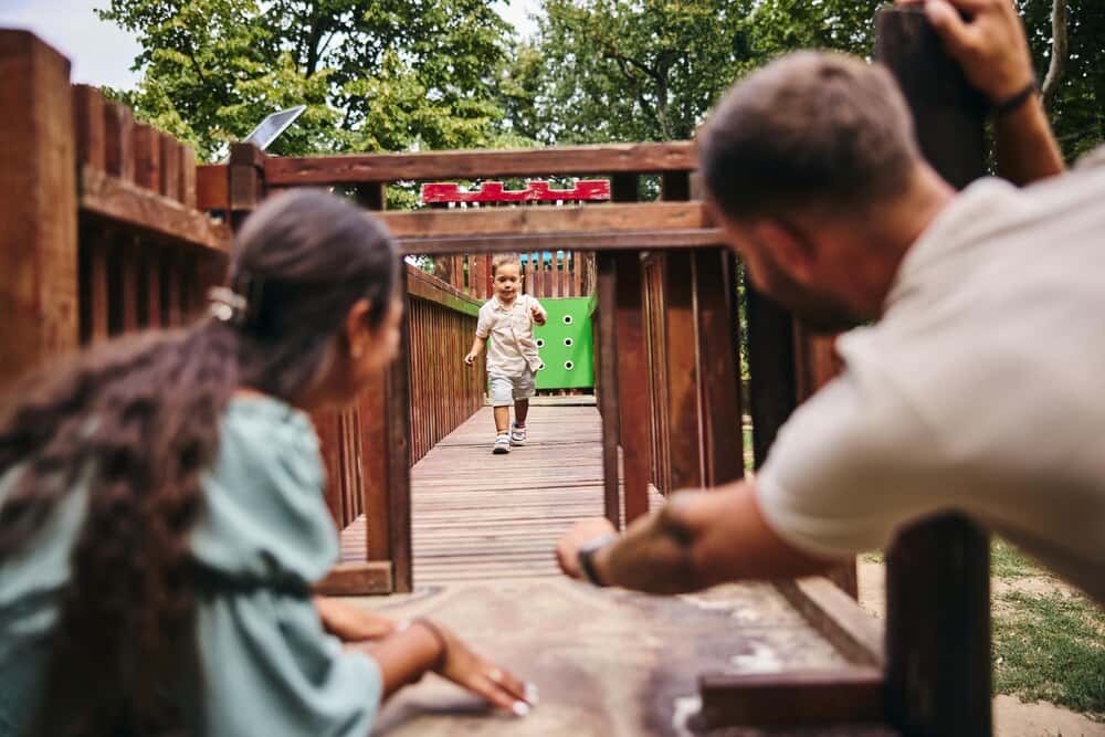Los patios escolares abren como ocio familiar en Sant Boi