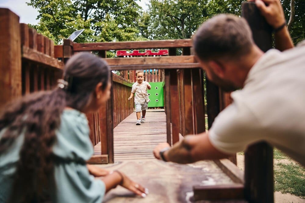Los patios escolares abren como ocio familiar en Sant Boi