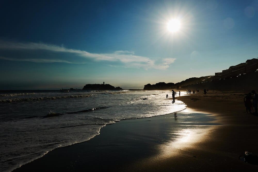 Observación del eclipse solar total en las playas de la Malvarrosa y del Cabanyal