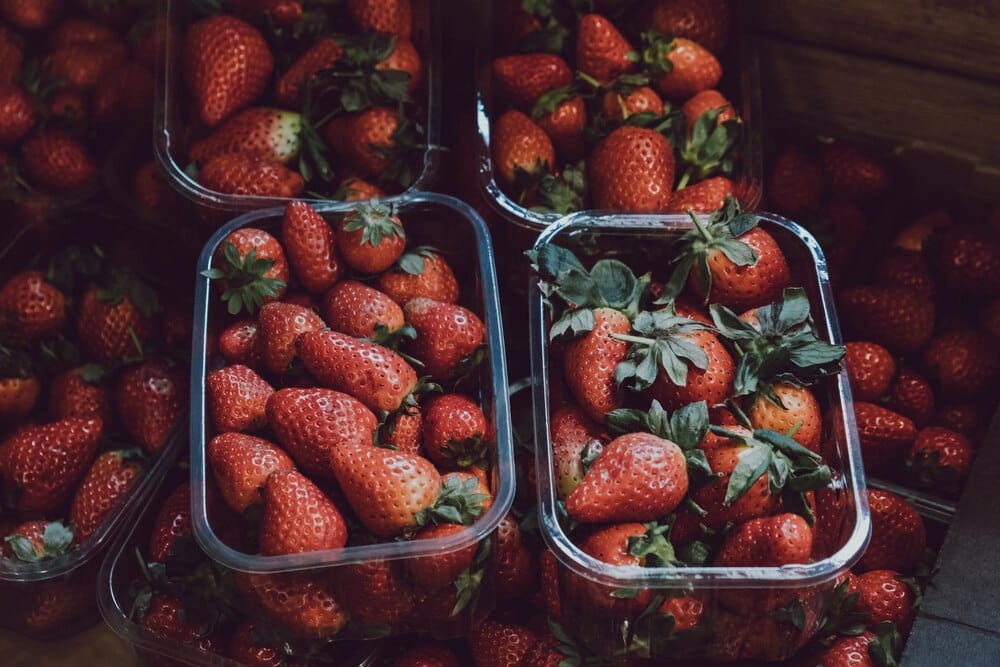 Reparto de fresas de Huelva en Frutería Alfaro