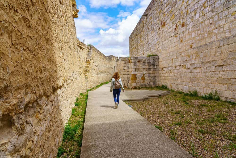 Ruta por la muralla medieval oculta en el Casco Viejo