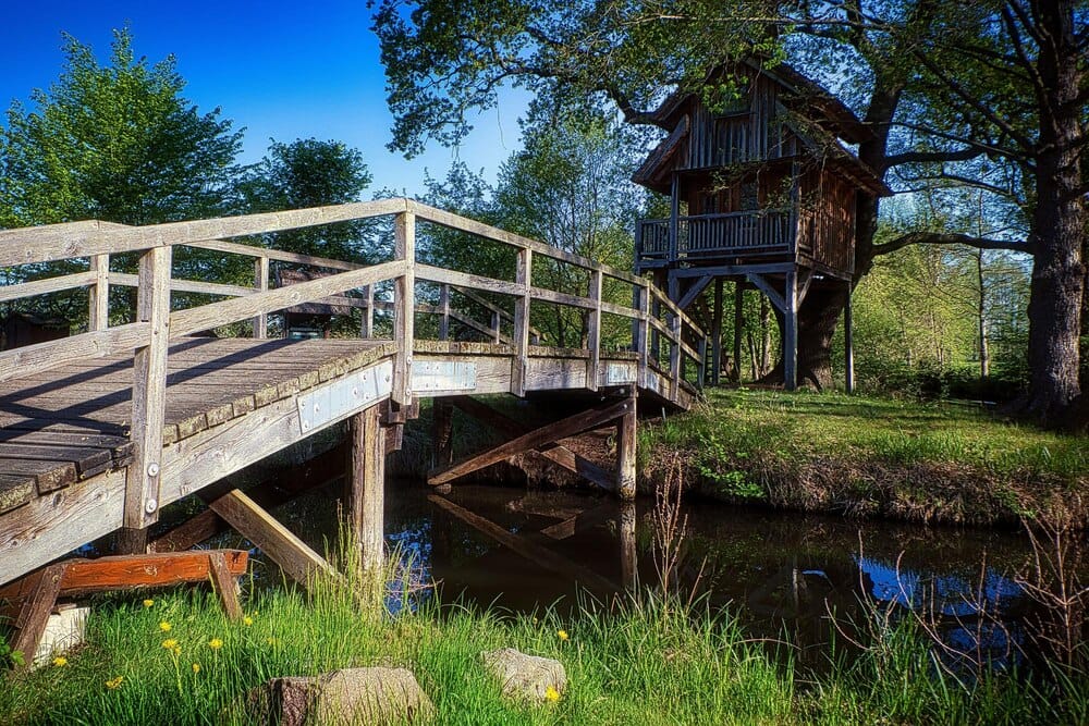 Cabañas de madera junto al río Arnoia en Allariz