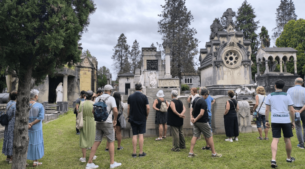 Artea duen hilerri bat / Un cementerio con arte