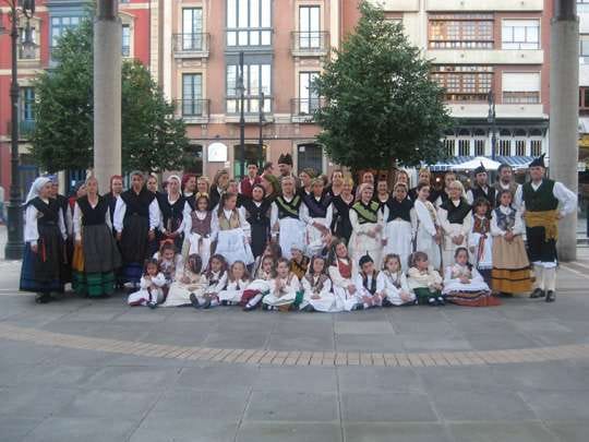 Actuaci贸n del Grupo Folkl贸rico Marabayu
